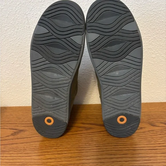 Boots.  Great waterproof leather boots. Size 9. - Picture 2 of 3